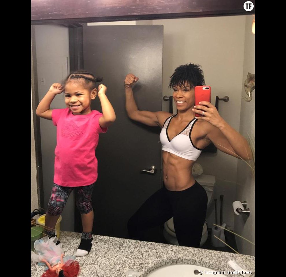 Honor, 2 ans, fait de la gym avec sa maman Danielle Jones