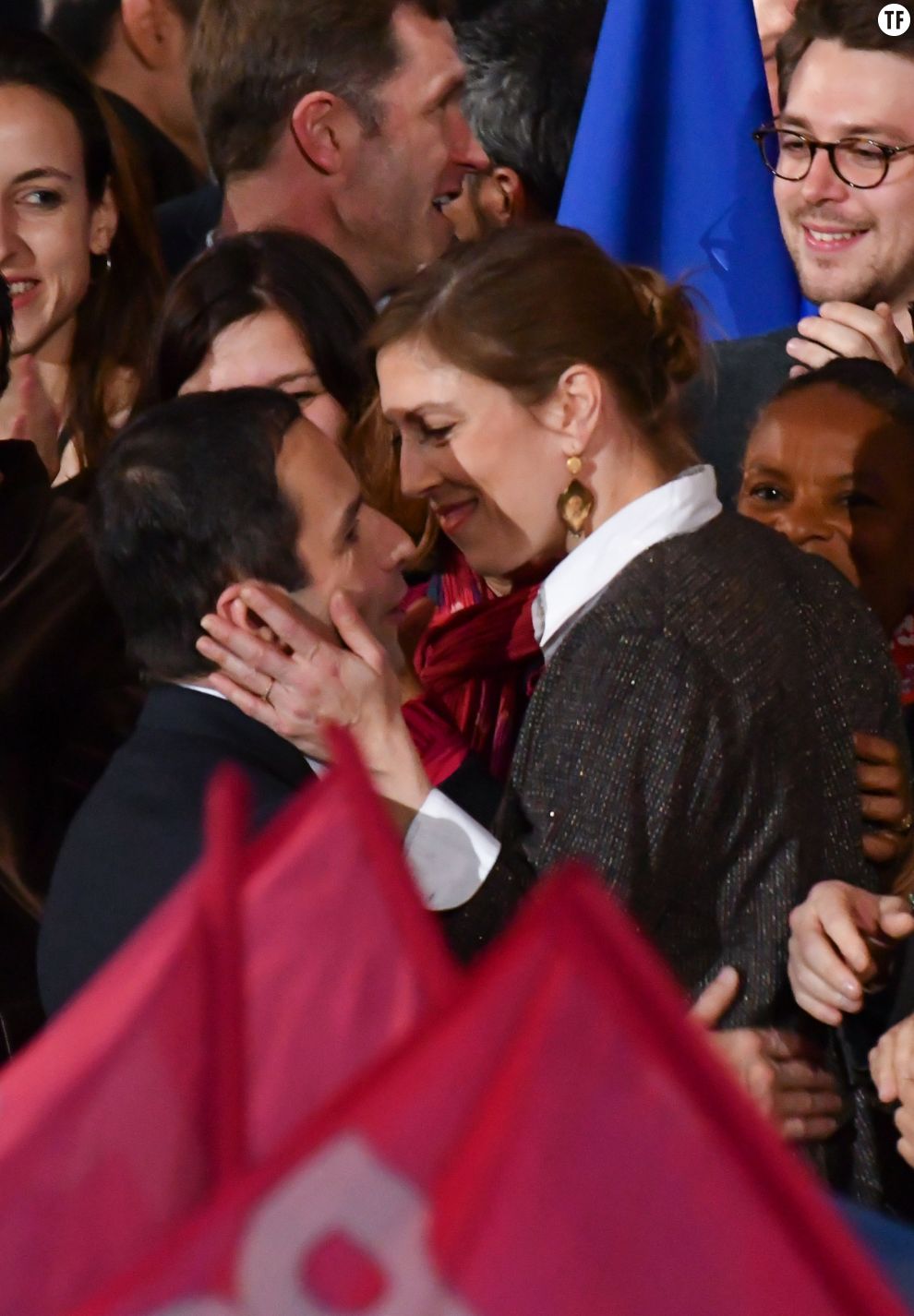 Benoît Hamon et sa compagne Gabrielle Guallar s&#039;embrassent à la fin du meeting de Bercy le 19 mars 2017