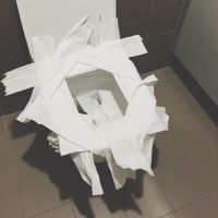 Mettre du papier sur la lunette des toilettes, ça marche vraiment ?