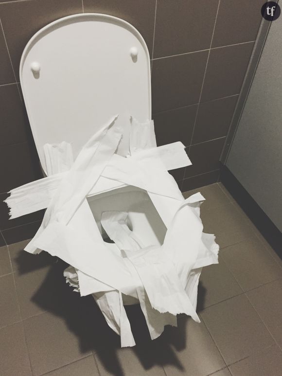 Couvrir la lunette des toilettes de papier, une bonne idée ?