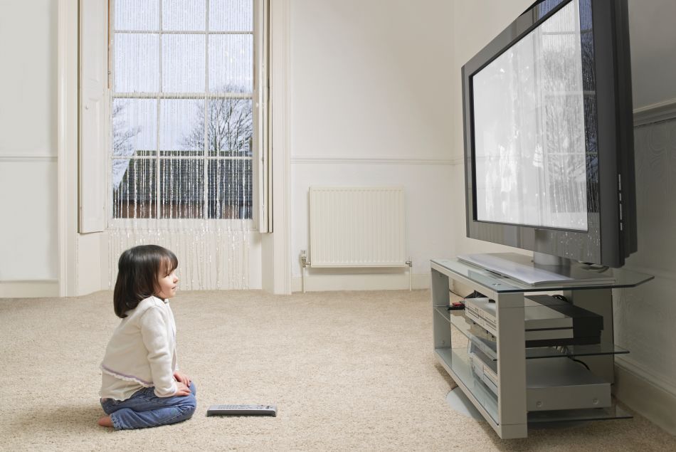 Regarder la télévision de trop près est-ce vraiment dangereux ?