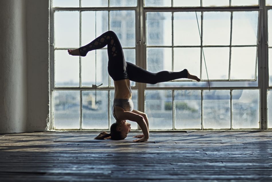 Yoga : la posture tête en bas est partout sur Instagram