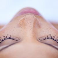 9 astuces naturelles contre les yeux gonflés