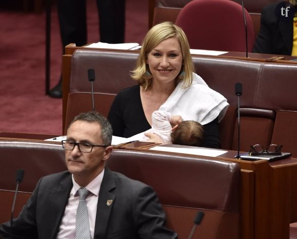 Larissa Waters allantant sa fille au Parlement australien mardi 9 mai 2017