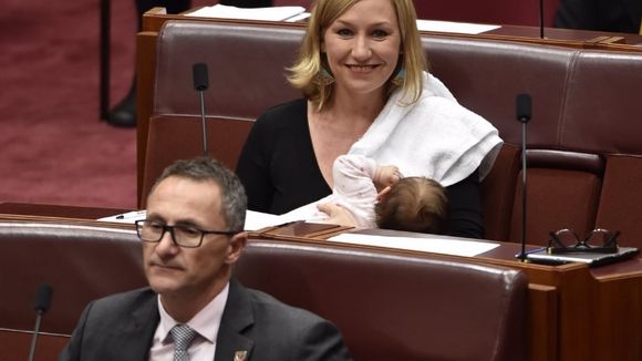 En Australie, une sénatrice allaite en pleine séance au Parlement