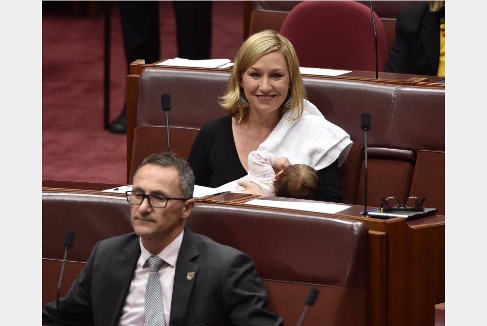 Larissa Waters allantant sa fille au Parlement australien mardi 9 mai 2017