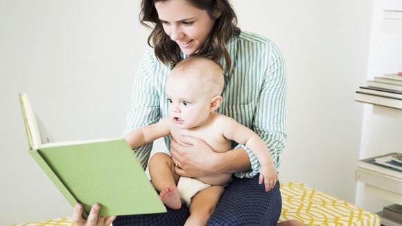 Pourquoi il faudrait faire la lecture aux nourrissons