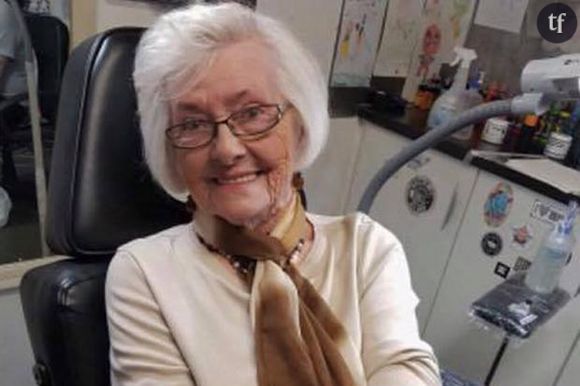 June Bright se fait tatouer à 82 ans