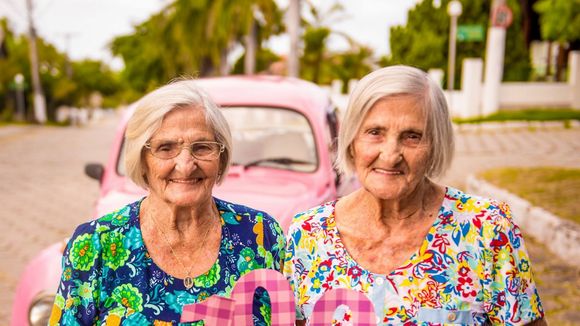 Ces mamies jumelles ont fêté leur 100e anniversaire avec un photoshoot féérique