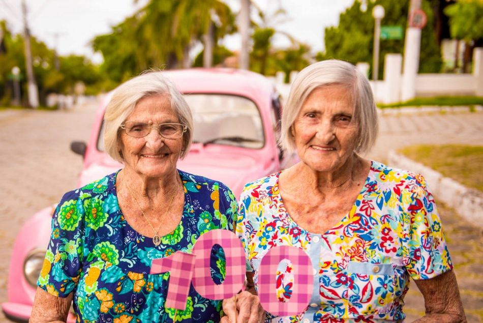 Ces mamies jumelles ont fêté leur 100e anniversaire avec un photoshoot féérique