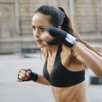 10 minutes de shadow boxing pour des abdos et des bras en béton