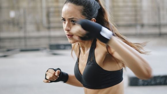 10 minutes de shadow boxing pour des abdos et des bras en béton