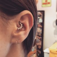 Daith piercing : la nouvelle tendance piercing d'oreille qui cartonne sur Instagram