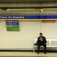 Manspreading : Madrid s'attaque aux hommes qui écartent les jambes dans le métro