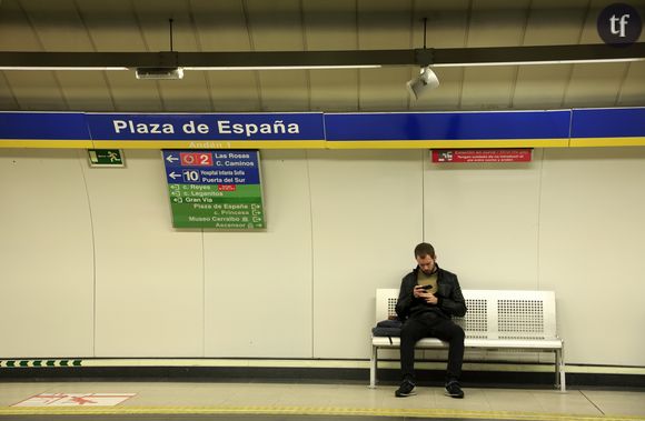 Manspreading : Madrid s'attaque aux hommes qui écartent les jambes dans le métro