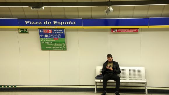 Manspreading : Madrid s'attaque aux hommes qui écartent les jambes dans le métro