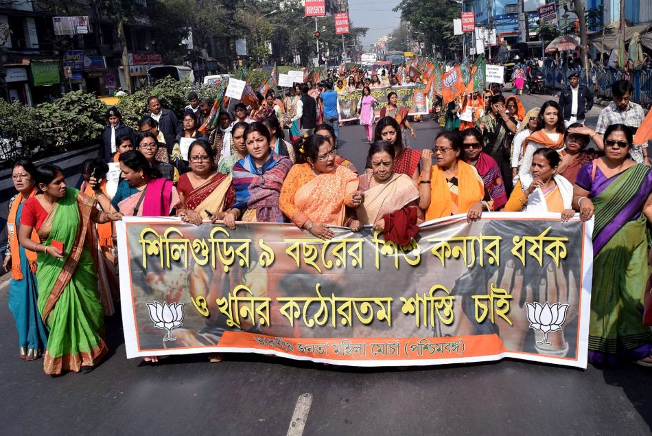 Manifestations à Calcutta (Inde) de femmes après le viol présumé et le meurtre d'une fille de 9 ans à Siliguri.
