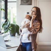 Etre maman équivaudrait à deux jobs à plein temps