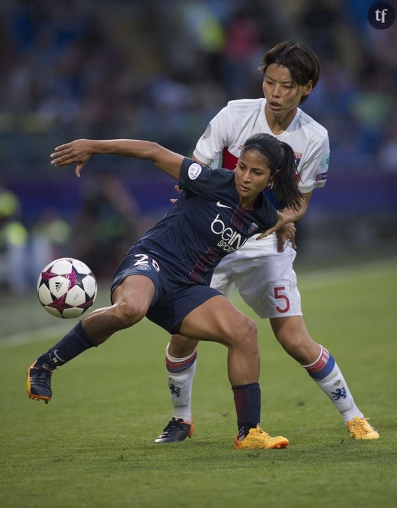 Shirley Cruz Trana du PSG et Saki Kumagai de l'Olympique Lyonnais lors de la finale de la Ligue des champions féminine en juin 2017