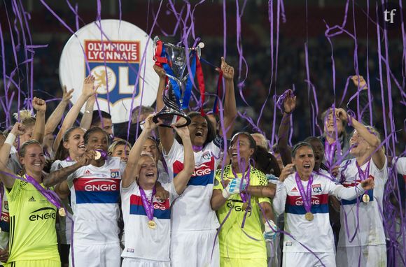 Eugénie Le Sommer de l'Olympique Lyonnais soulève la coupe de la Ligue des champions féminine en juin 2017