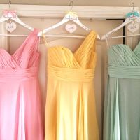 10 jolies robes colorées à porter à un mariage
