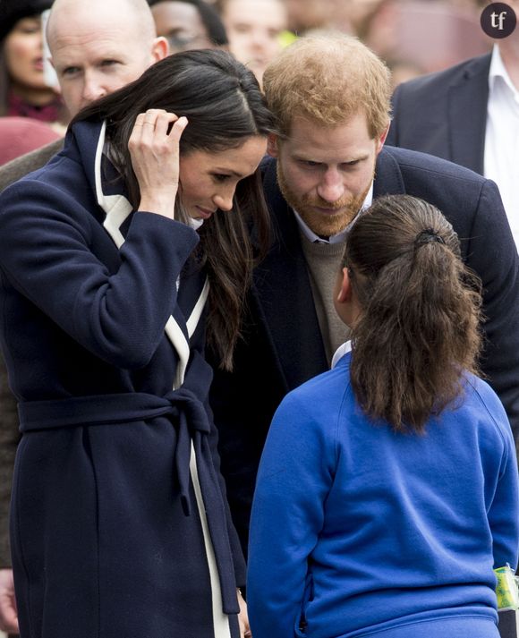 Meghan Markel et le Prince Harry à Birmingham en mars 2018 avec une petite fille