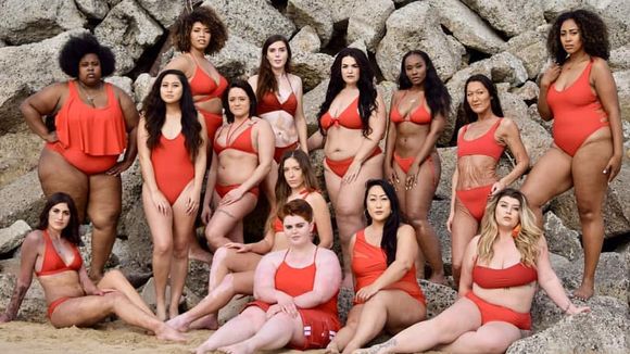 Une mannequin fait poser des femmes en maillot pour célébrer la diversité des corps