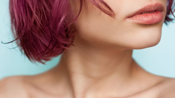 La coloration au cassis, la tendance naturelle qui va booster nos cheveux