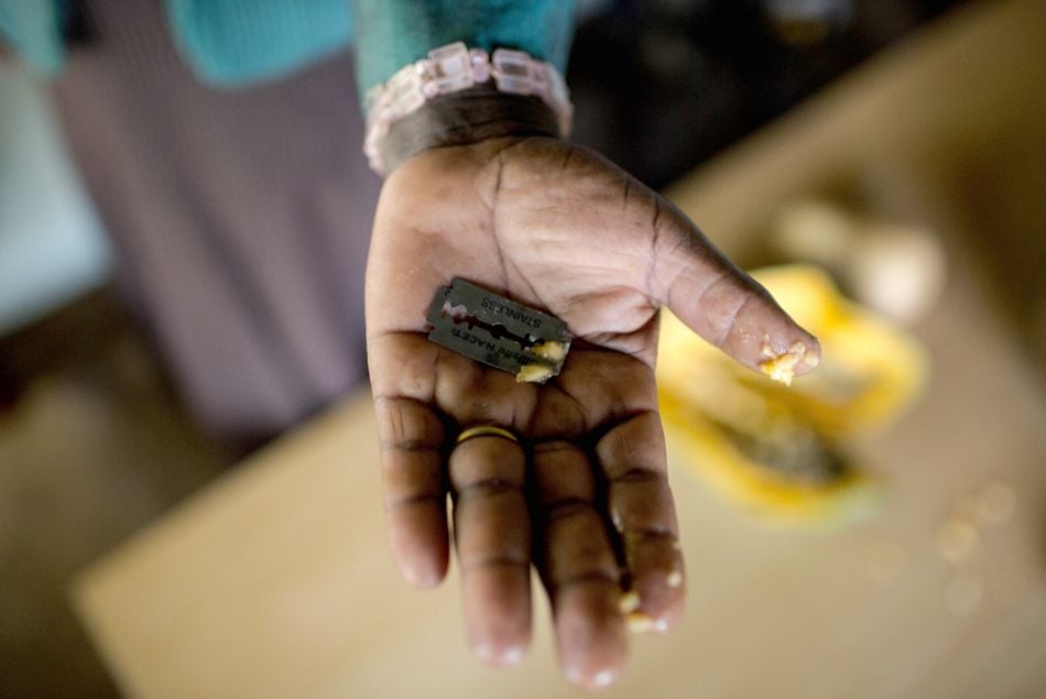 Une exciseuse kényane montre le rasoir avec lequel elle mutile les femmes