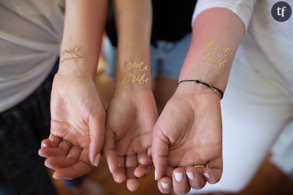 Tatouages dorés entre amies