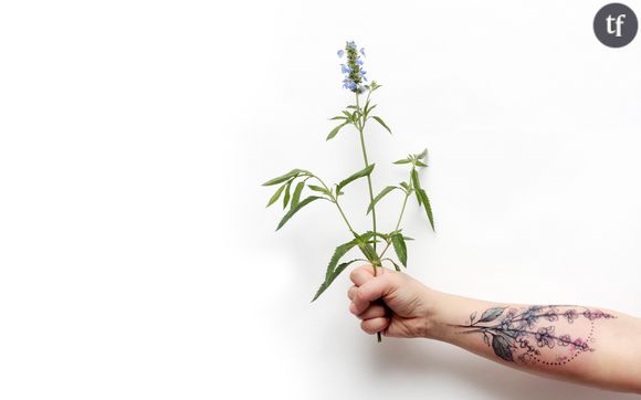 Des tatouages de fleurs