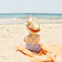 Un rideau de douche à la plage : l'astuce futée pour occuper les enfants