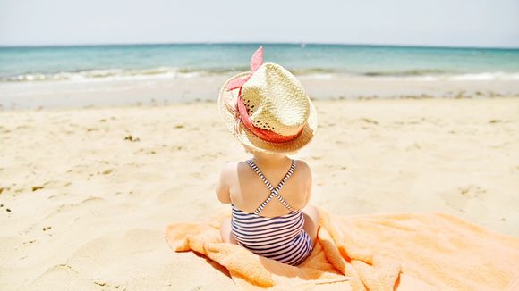 Un rideau de douche à la plage : l'astuce futée pour occuper les enfants