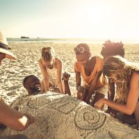 Jouer à s'enterrer sous le sable : la police tire la sonnette d'alarme