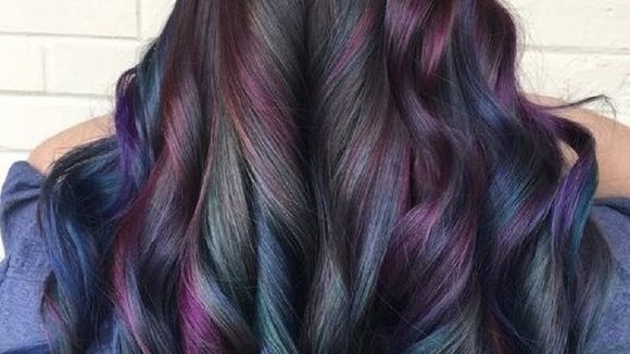 Oil Slick Hair : la coloration qui devrait plaire à toutes les brunes