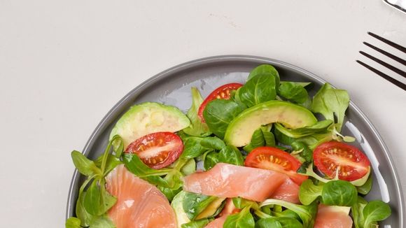 La recette de la salade détox au saumon, aux avocats et aux myrtilles