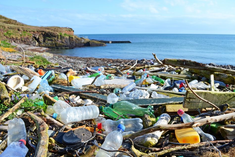 Bouteilles en plastique et autres déchets échoués sur une plage du comté de Cork, en Irlande.