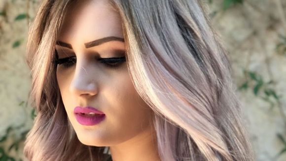 Mauve Champagne : la nouvelle coloration qui cartonne pour les blondes