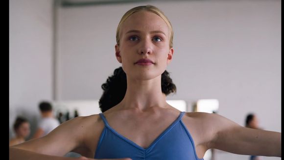 "Girl", la bouleversante transition d'une ballerine née garçon