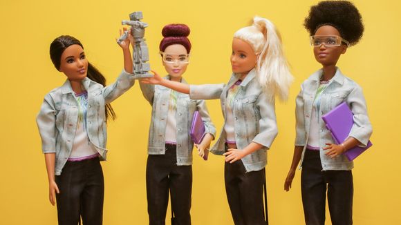 Barbie veut maintenant combattre les clichés sexistes : on y croit ?