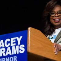 Oprah monte au créneau pour Stacey Abrams, première candidate noire au poste de gouverneuse