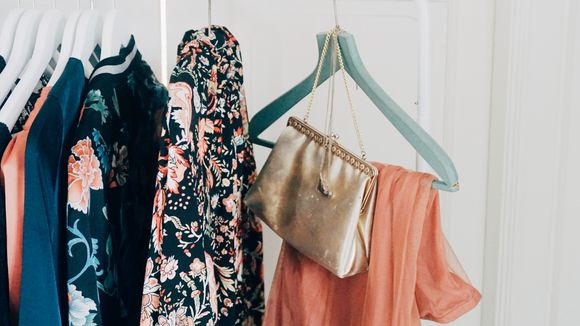 Et si on limitait notre dressing à 37 pièces pour être plus heureuse ?