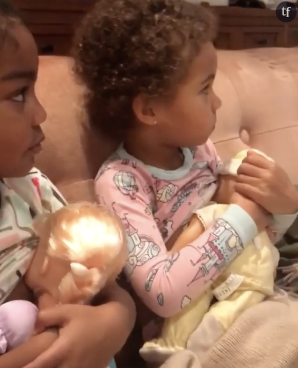 La vidéo de Rose et Elle Harvey "allaitant" leurs poupées crée le malaise