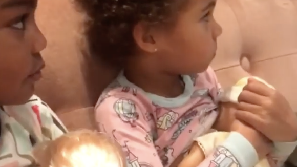 La vidéo de ces fillettes "allaitant" leur poupée crée le malaise