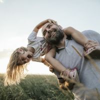 Les papas seraient plus heureux que les mamans