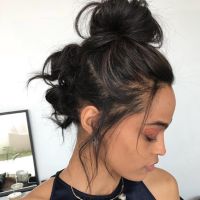 Le triple bun, la coiffure tendance qui réinvente le chignon