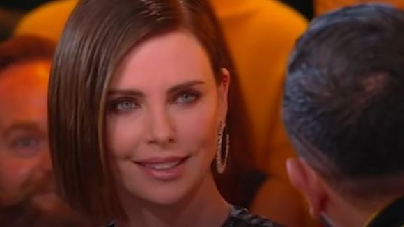 Charlize Theron atomise Cyril Hanouna et on lui dit merci