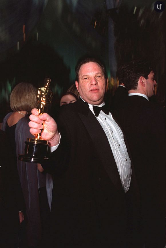 Harvey Weinstein tenant un Oscar