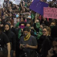 A Mexico, les femmes descendent dans la rue pour protester contre les viols de policiers