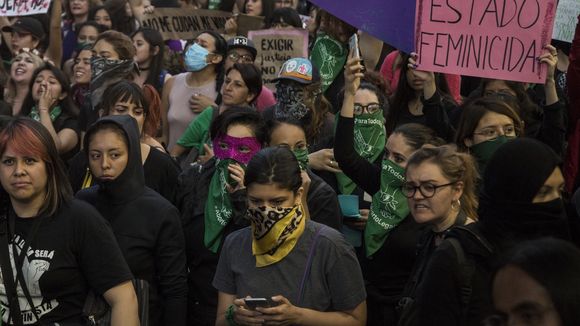 A Mexico, les femmes descendent dans la rue pour protester contre les viols de policiers